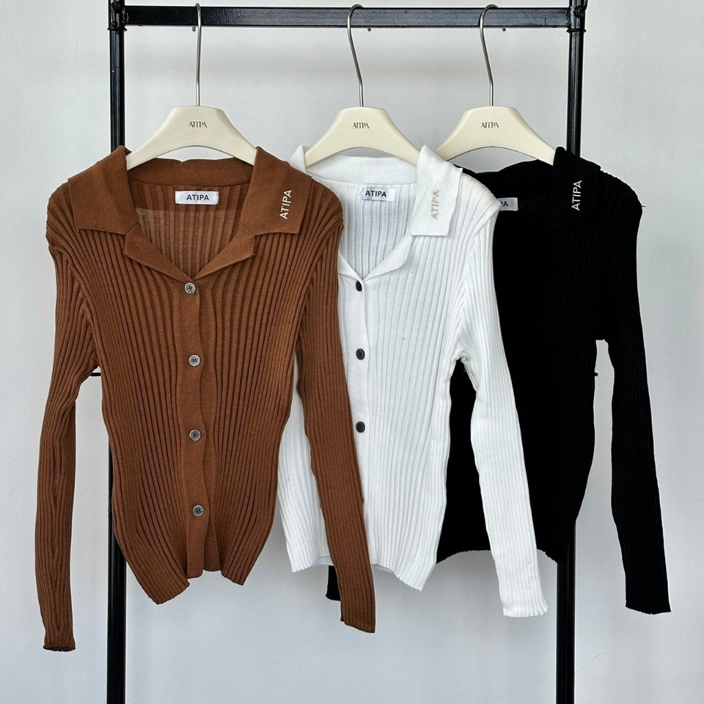 Atipashop - BERLINA LONGSLEEVE TOP เสื้อไหมพรม แขนยาว คอปก ปักโลโก้ ผ้านิ่มใส่สบาย