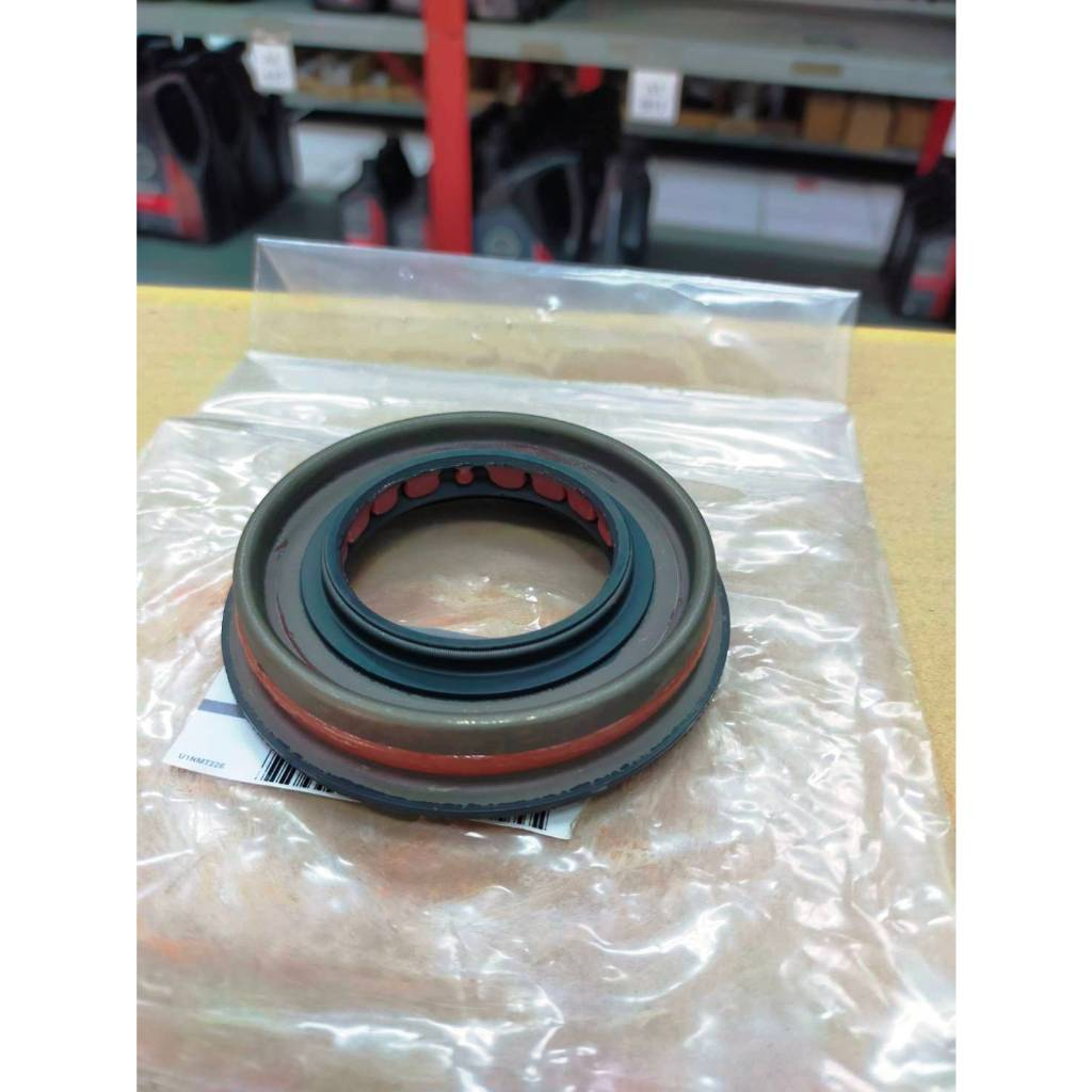 ซีลเดือยหมู สำหรับ NISSAN NAVARA (D40) 2WD สินค้าอะไหล่แท้นิสสัน (38189-ZJ00A)