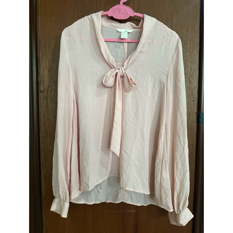 โล๊ะตู้👚เสื้อเชิ๊ตผ้าชีฟอง H&M ไซส์ EUR32 สภาพ 95% สีชมพูพีชหวานๆ น่ารักค่า ☺️