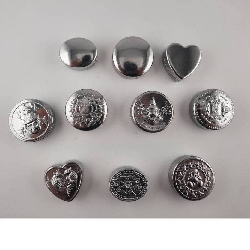 ตลับสีผึ้งสแตนเลสปั้มลายต่างๆ แพ็คละ 12ตลับ (รับยิงเลเซอร์ฝาเรียบวงกลม วงรี หัวใจเรียบ)