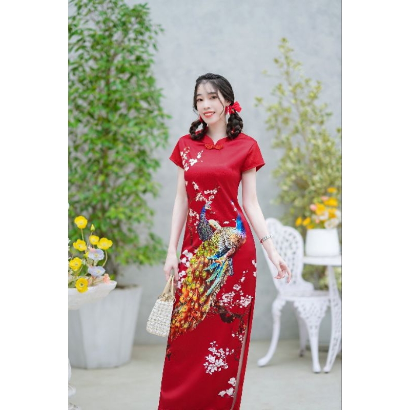 Maxi dress กี่เพ้าคอจีนลายนกยูงคู่ ติดกระดุมจีนสีแดงด้านหน้า 1 เม็ด ชายกระโปรงผ่าด้านข้าง