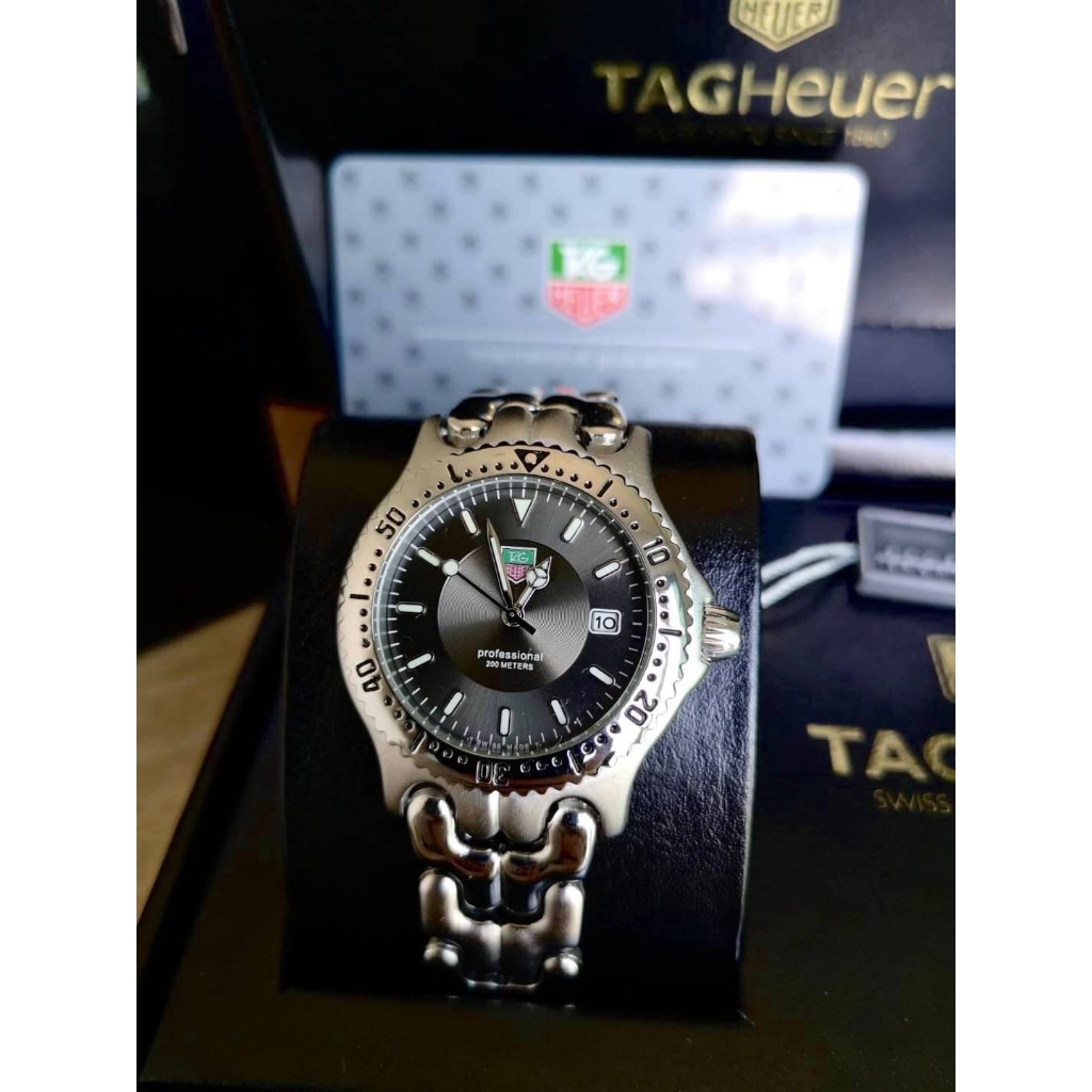 ของเข้าแล้วนะคะ แทคก้างปลา งานพรีเมียม มีวันที่ งานสวย งานเหมือน 1:1 พร้อมกล่องเซ็ตหนังกระเป๋าซิป ตามรูปหน้าปก