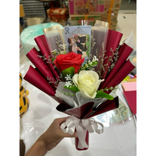ช่อดอกไม้ กุหลาบขาวแดง 2ดอก ใส่ธนบัตรได้  1 ใบนะคะ
