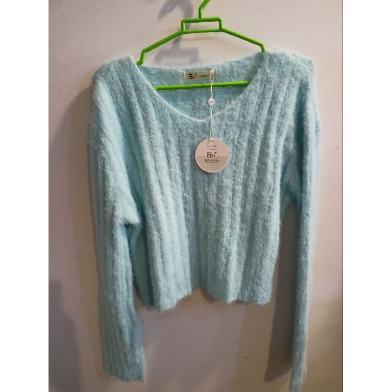 เสื้อไหมพรม ขนสัตว์เทียมแบบนุ่ม (Fuzzy/Fluffy Knit Sweater) สีฟ้าพาสเทล