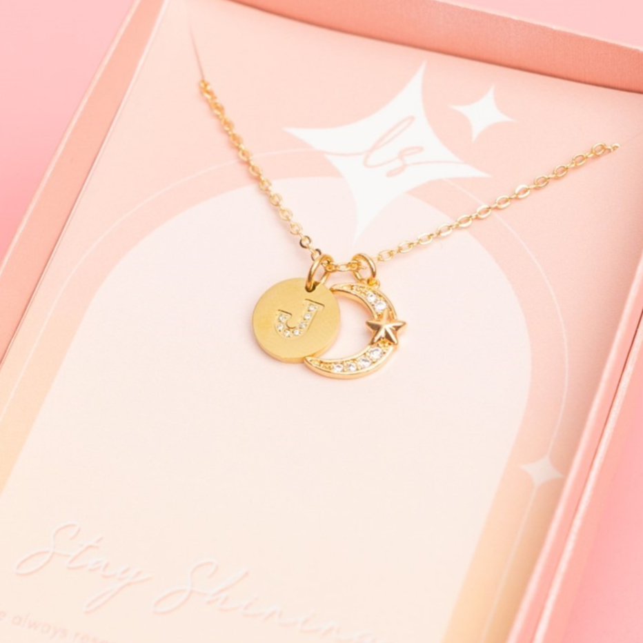 [โค้ด 3ZSZH ลด 200.-] LELISA - Luna Necklace - สร้อยพระจันทร์เสี้ยวตัวอักษร - สแตนเลสแท้ แพ้ง่ายใส่ได้