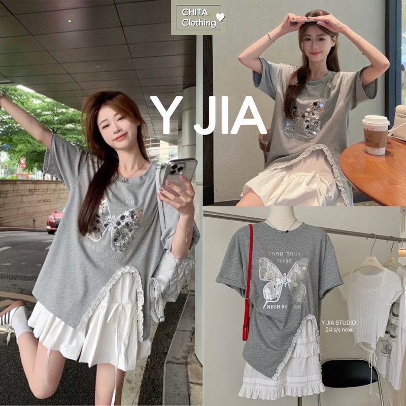 เสื้อยืดคอกลม แขนสั้น ลายผีเสื้อแต่งเลื่อม ผ่าหน้าแต่งผ้าฉลุลูกไม้ #3626 TAG Y.JIA STUDIO