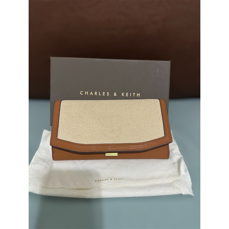 Sale❗️กระเป๋าเงินผู้หญิง Charles & Keith ของแท้และใหม่มาก