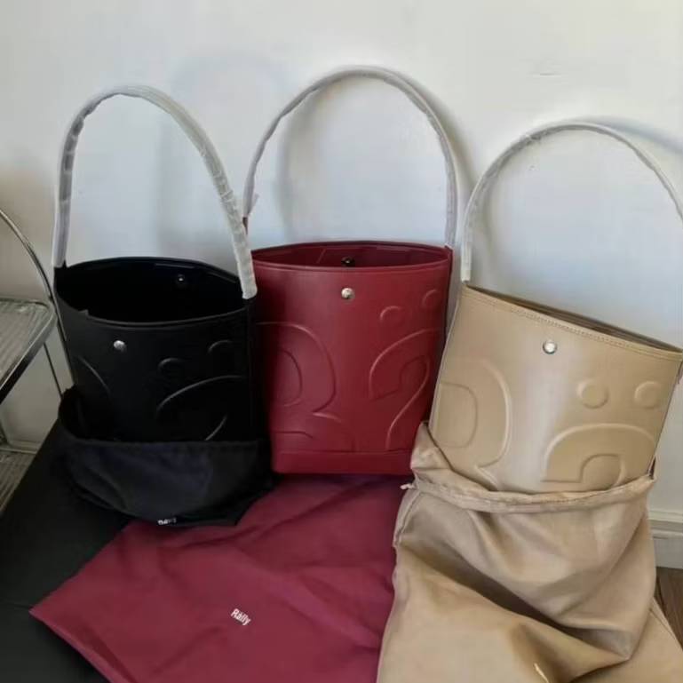 กระเป๋าทรงถัง รุ่นใหม่ งานหนัง 3 สี ดำ แดง ครีม ขนาด 11 นิ้ว สูง 23 cm. ฐานกระเป๋าขนาด 17 x 12 cm. มีกล่องและถุงผ้า