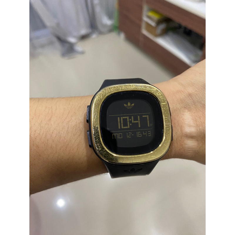 นาฬิกาแบร์นadidasสายยางสีดำอะไหล่ทองมีร่องรอยของการใช้งาน