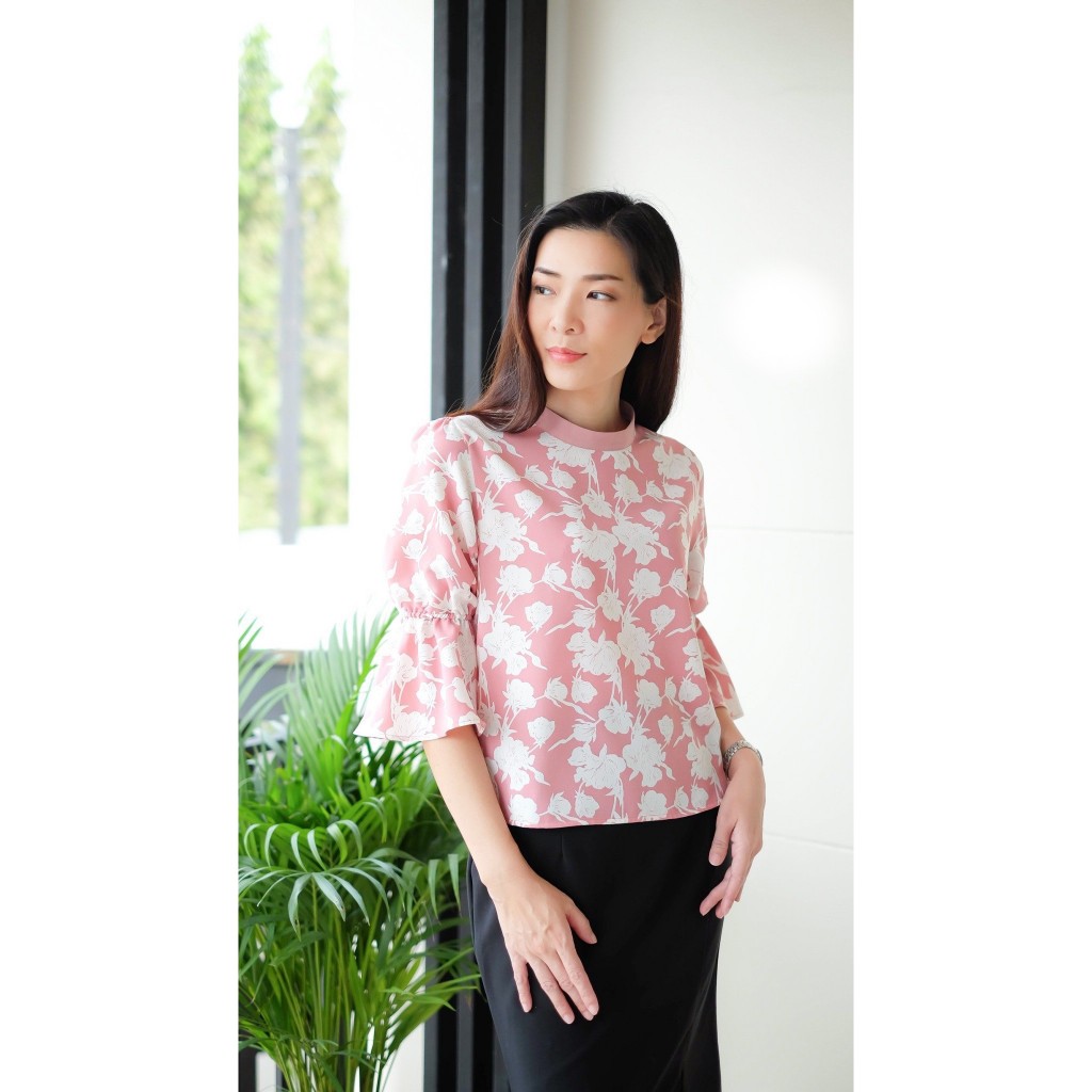 Unim เสื้อคอตั้งแขนกระดิ่งลมพู ลายดอกไม้