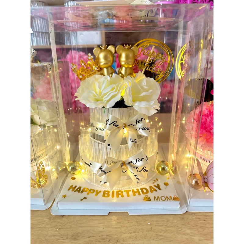 เค้กเงินสด น้องหมีทองกุหลาบ (สีขาว) ฐาน 2 ชั้น พร้อมมงกุฎ และฟรีตัวอักษร 10 ตัว