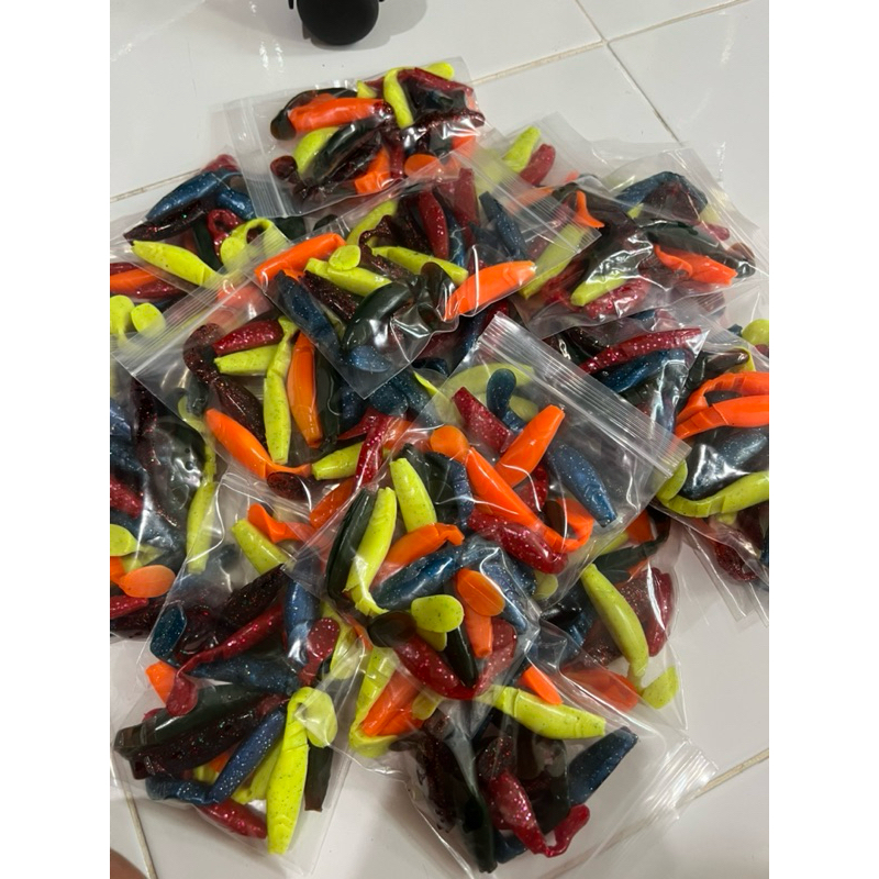 หนอนยางราคาประหยัด 1 ซอง 15 ตัว คละสี