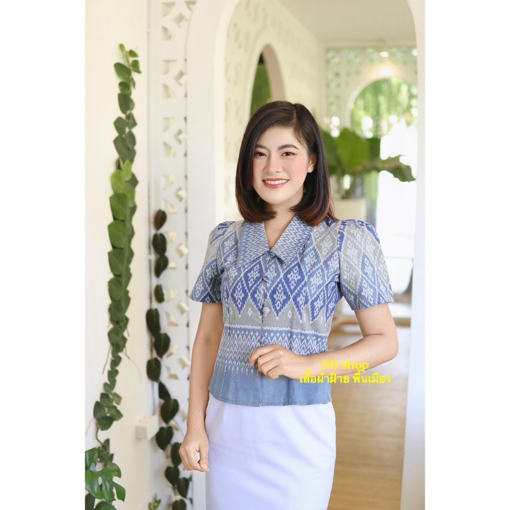 ผ้าฝ้ายพื้นเมืองหญิง คอปกลายไทย ทรงสวย เรียบหรู ใส่แล้วดูสุภาพเรียบร้อย มีให้เลือก 6 สี