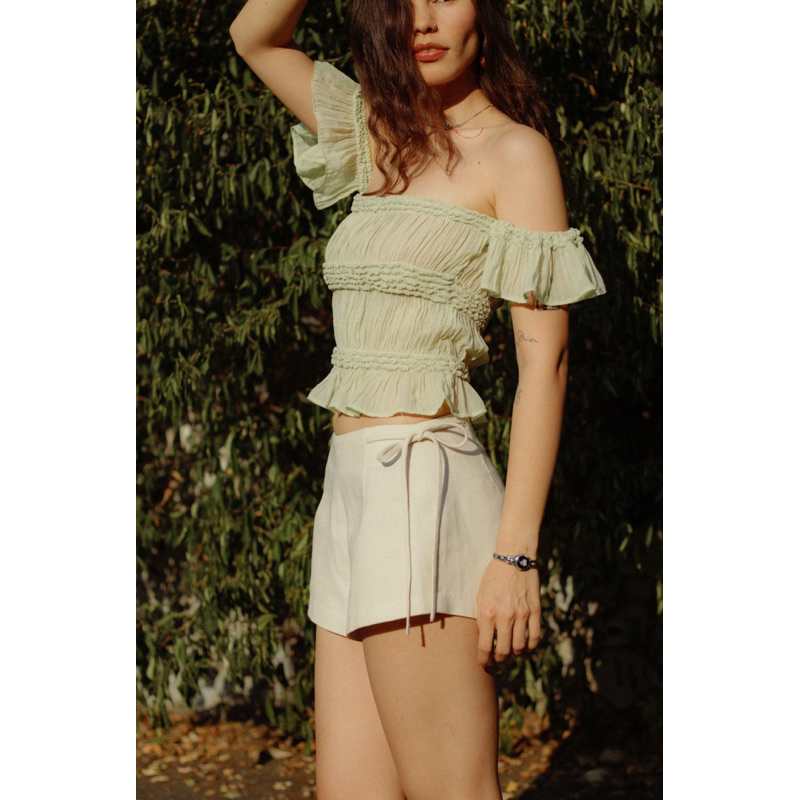 Kelyn Studio - Sundown Ruffles Top เสื้อเปิดไหล่ ใส่ไปทะเล คาเฟ่