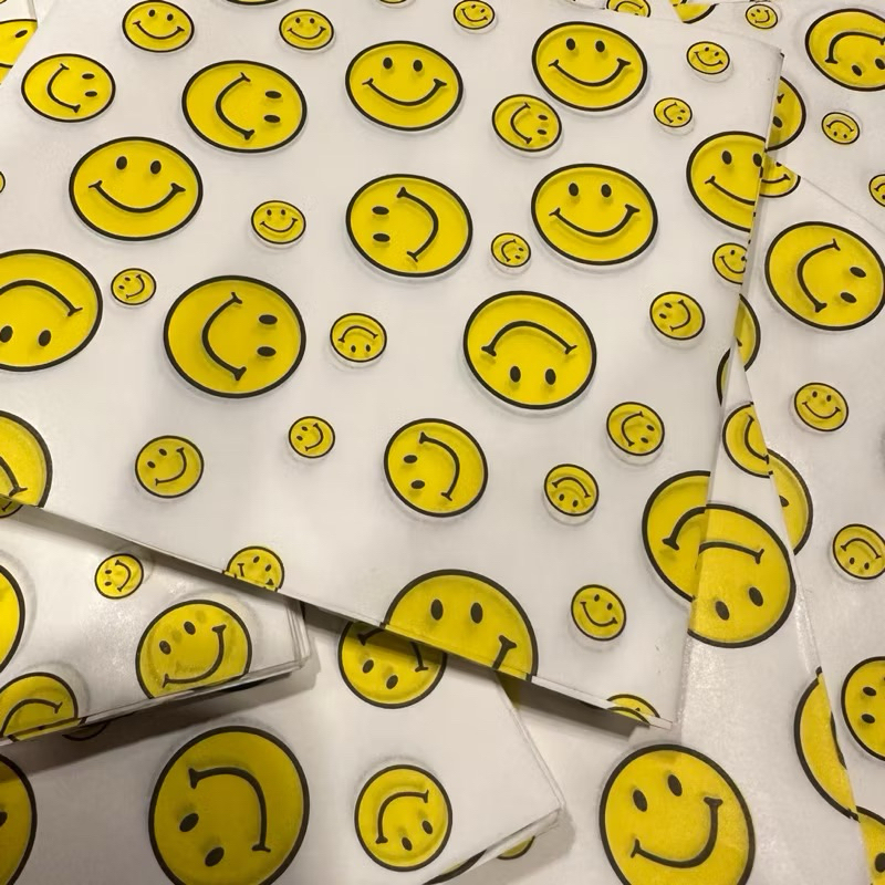 กระดาษไขลายหน้ายิ้ม เคลือบเงา 15*15 cm ใช้รองอาหาร ขนมปัง ครอฟเฟิล