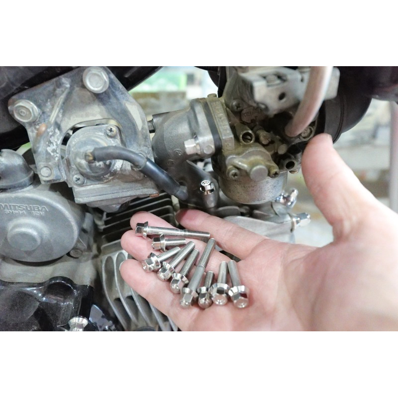 น็อตคอหรีดเดิม บน-ล่าง รุ่น W-125 s/r ตัวคาบู ชุดได้4ตัว