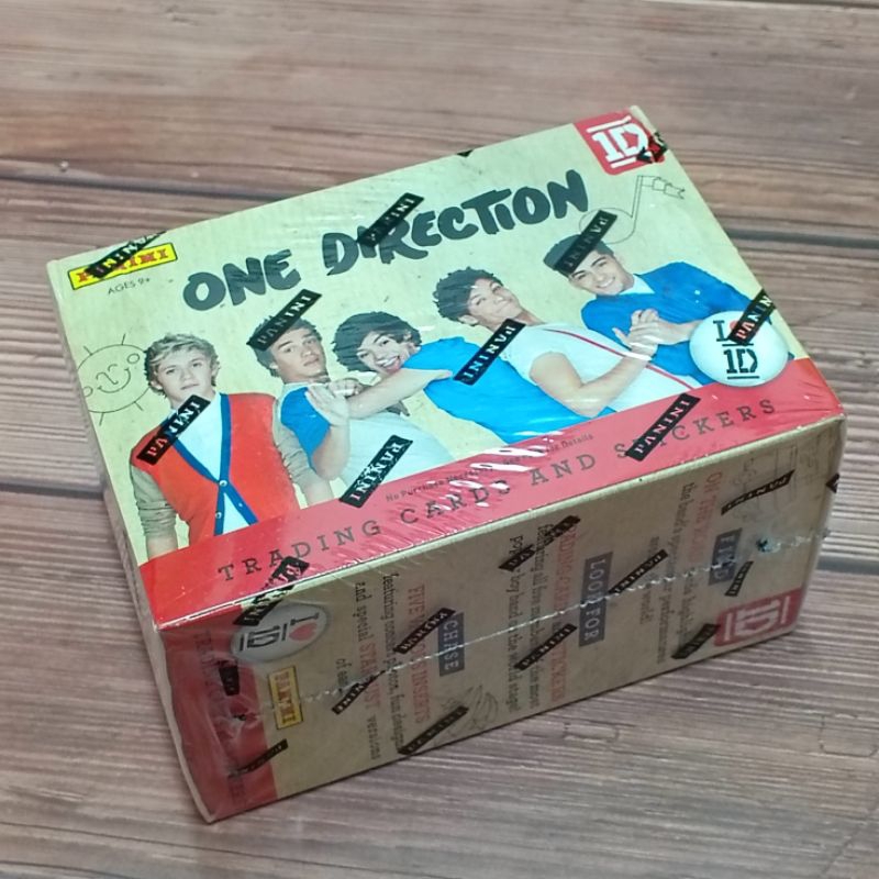 (Sealed Box) กล่องสุ่มการ์ดศิลปินวง วัน ไดเรคชั่น ONE DIRECTION TRADING CARDS & STICKER COLLECTION 1