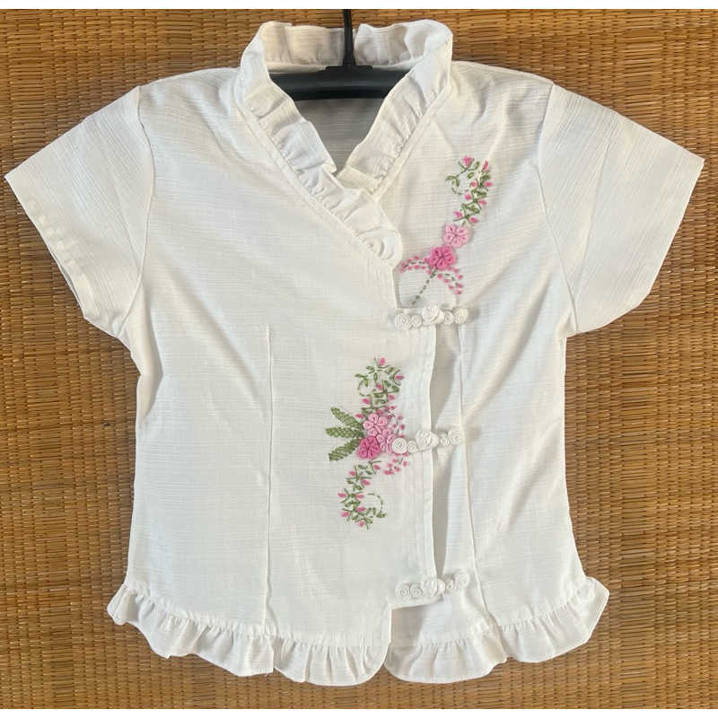 Sale เสื้อผ้าฝ้ายคอระบายกระดุมผ้าปักดอกสวยๆ
