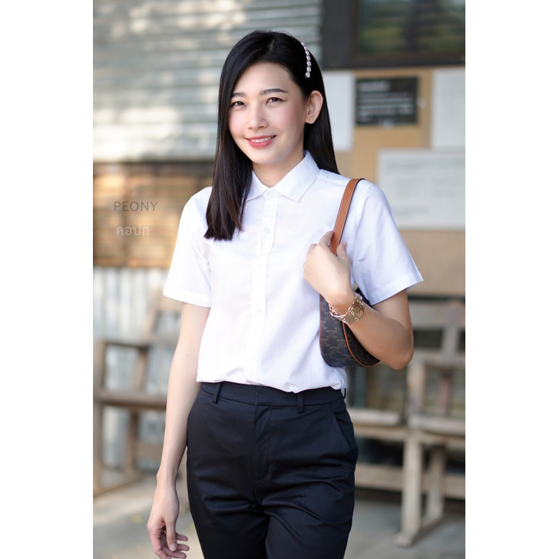 เชิ้ตแขนสั้นคอปกสีขาวโทนอุ่น สุภาพเรียบร้อย ใส่ทำงาน/ใส่เที่ยว