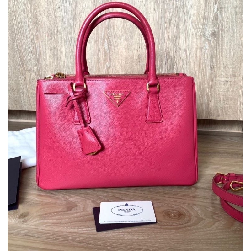 👜กระเป๋าสะพายสวยสีเด่นหนังสวย ทนทาน หายากสวยๆ👜👜💞Used Prada Saffiano 30 🌷🌷สี shocking pink 💞💞รอเช็คสต