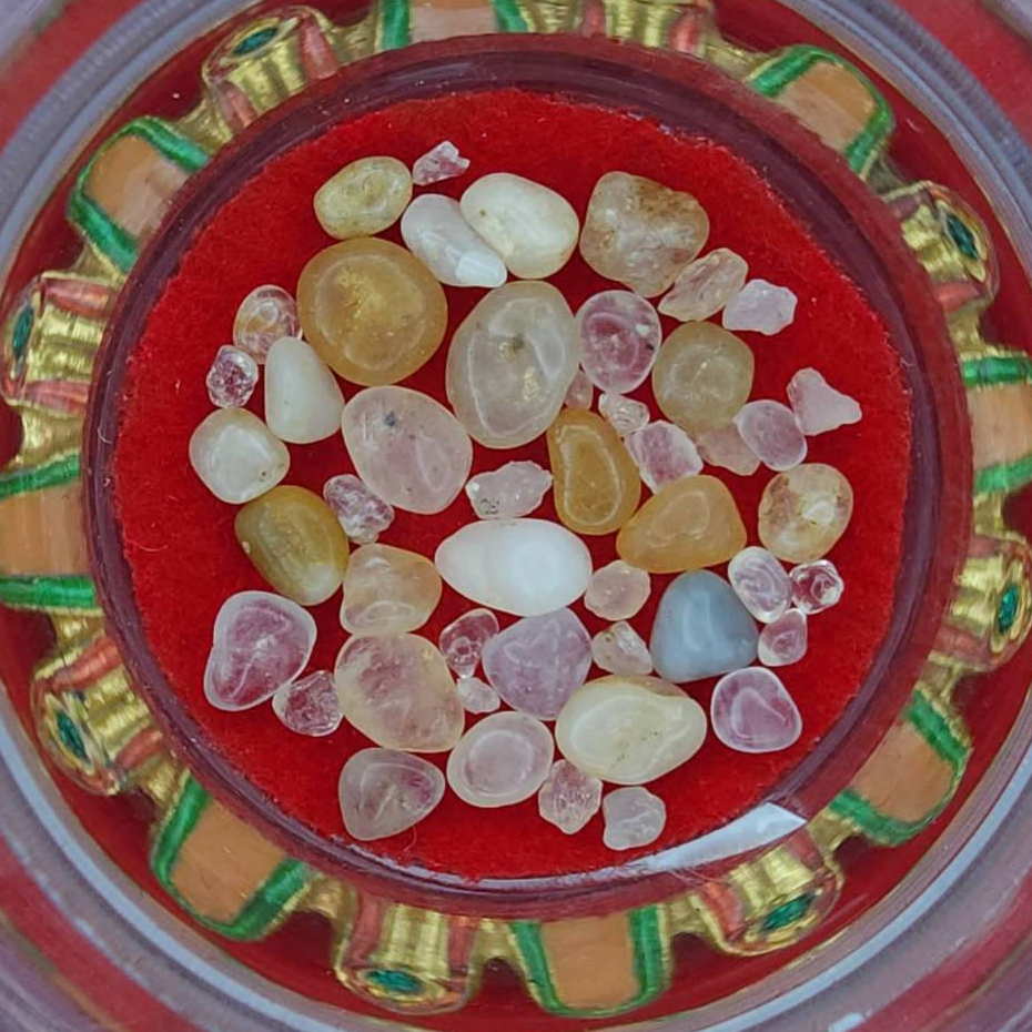 พระธาตุ พระบรมธาตุ พระบรมสารีริกธาตุ วรรณะสีดั่งทองอุไร สัณฐานรวม จำนวน 15 องค์ ของแท้