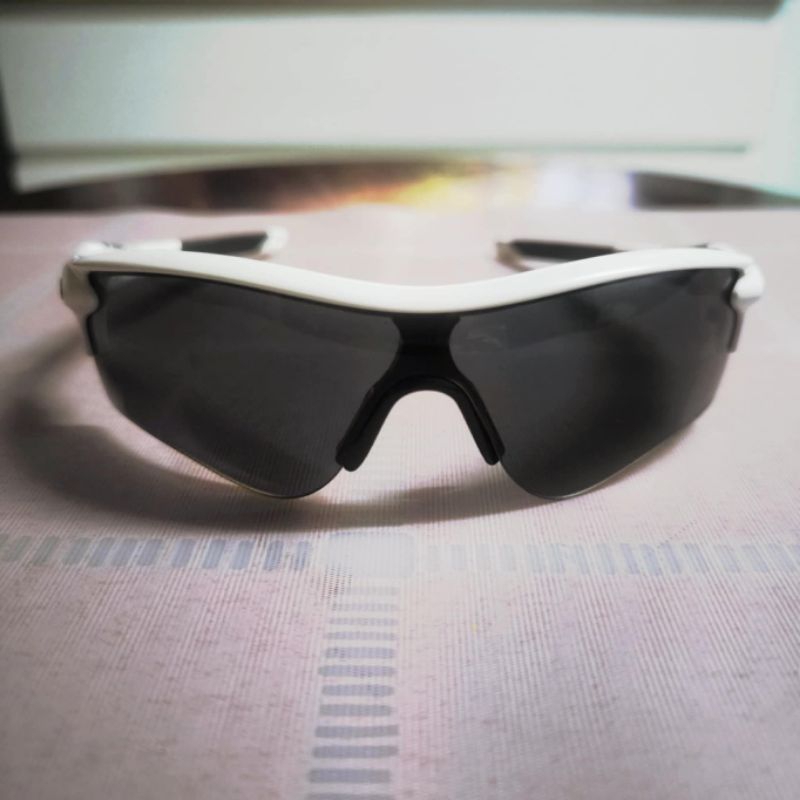 OAKLEY แว่นตากันแดด แว่นกันแดดทรงสปอร์ต แว่นกันลม มือสอง พร้อมเลนส์เปลี่ยน 2 สไตล์
