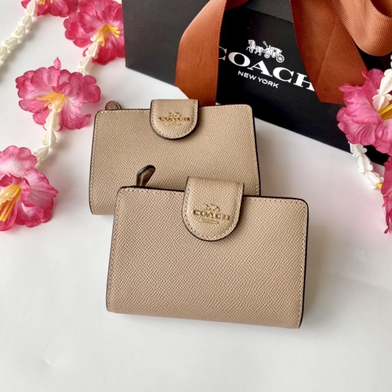 กระเป๋าสตางค์ COACH MEDIUM CORNER ZIP WALLET 6390