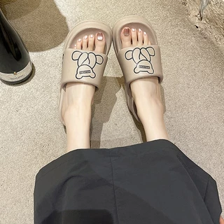 กำลังมาแรง รองเท้าแตะแบบสวมส้นหนา รุ่นนี้สูงสะใจมาก แต่งลายน้องหมีสุดน่ารัก งานดีงานจึ้งสุดๆ มีสวยสะกดสายตา ห้ามพลาด