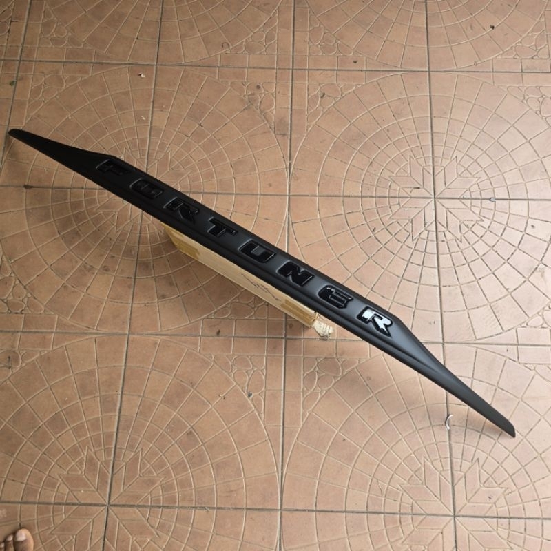 คิ้วท้าย toyota fortuner สีดำด้าน โลโก้มี 4 สี ใส่ปี 2015 - 2026 - รูปที่ 5