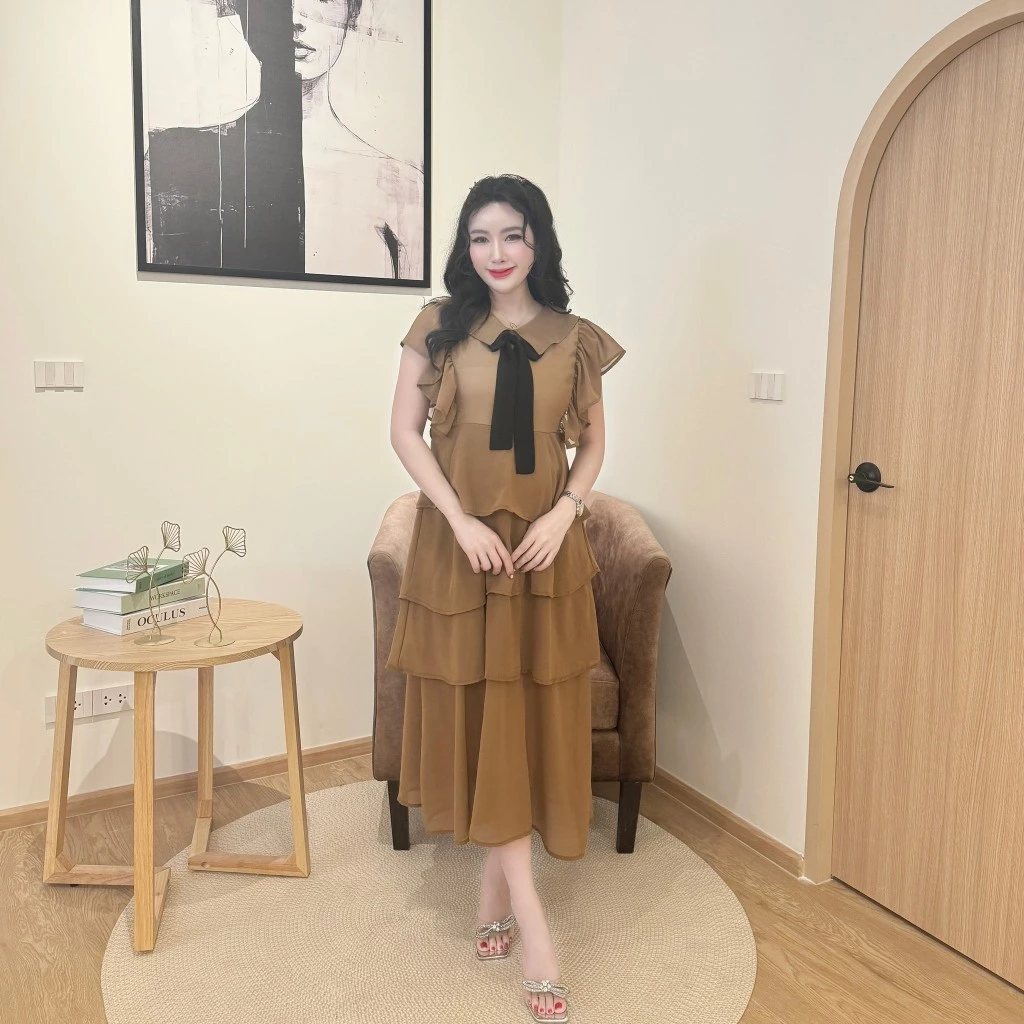 สินค้าพร้อมส่ง เดรสยาวผ้าซีฟองคอปกแขนระบายโบว์หน้าแต่งระบายชั้นๆซิปหลังพร้อมสายผูกเอว A5722