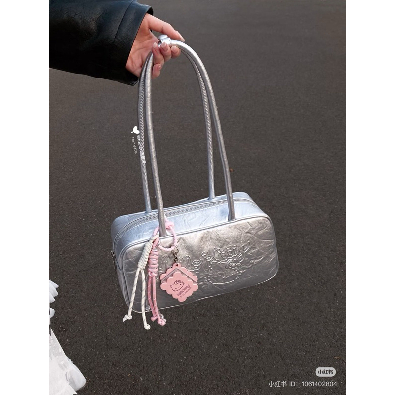 พร้อมส่ง♡ TOUTOU x Hello Kitty กระเป๋าสะพาย shoulder bag🎀 silver (ใช้โค้ดลด 30%) จากช็อปแท้💯