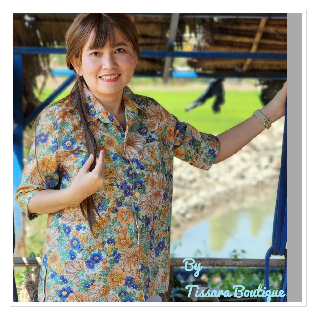 Tissara Boutique ทิศราเสื้อเชิ้ตผู้หญิง แขนสามส่วน เอวตรง ผ้าคอตตอน 100% ลายดอกน้ำเงินพื้นน้ำตาล