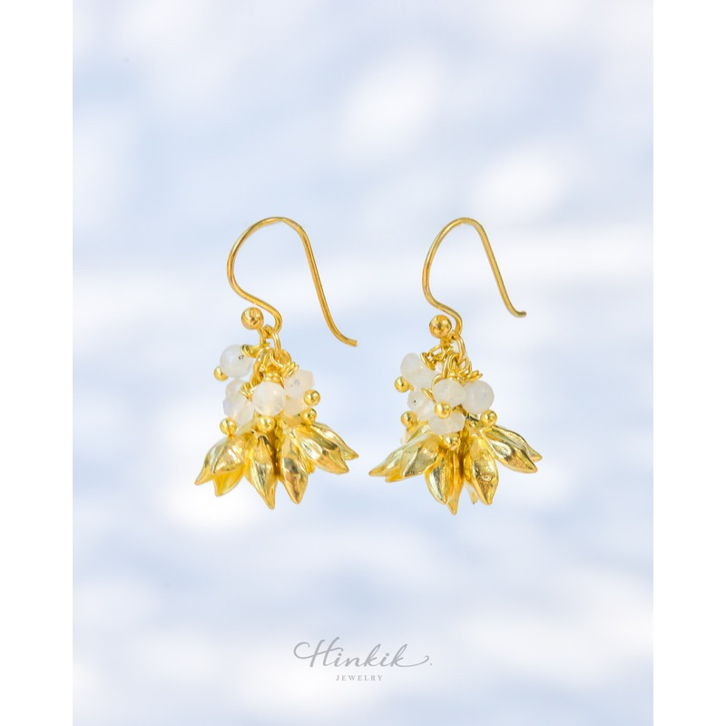 ต่างหูดอกพิกุล ดอกไม้ไทย ประดับด้วยหินแท้ มูนสโตน