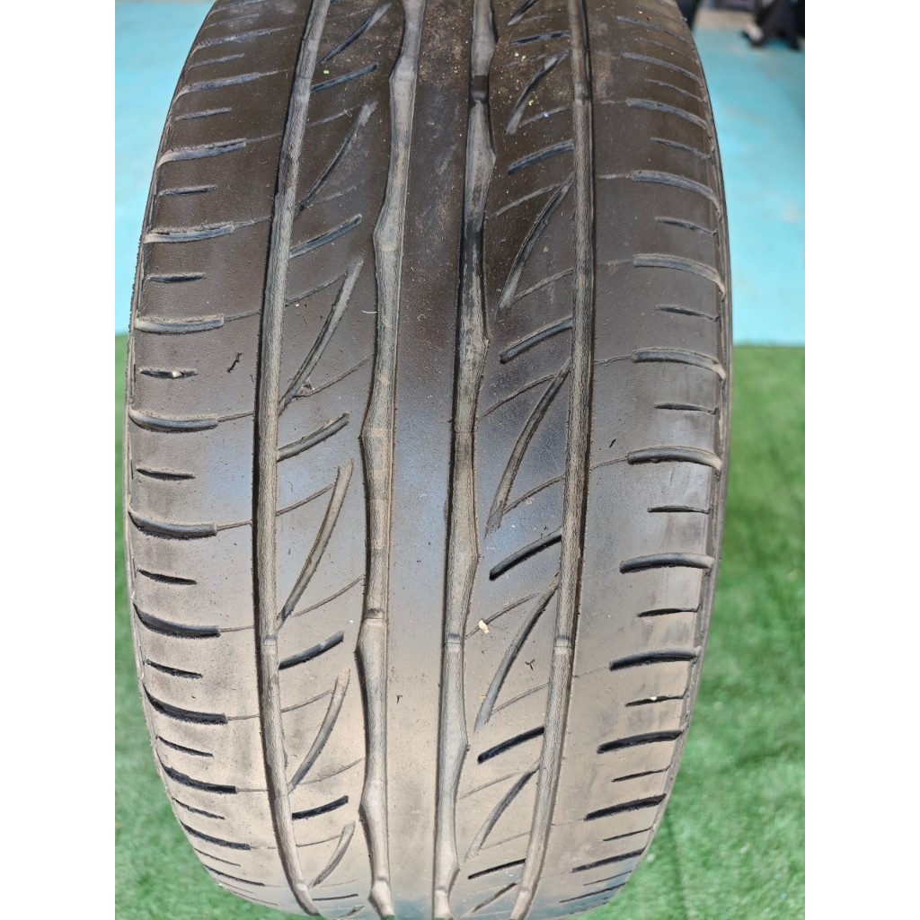 ยางเปอร์เซ็นต์ Firestone ขนาด 215 55 R16  ปี 20 มีแค่ 1 เส้นราคาเส้นละ 300 บาท