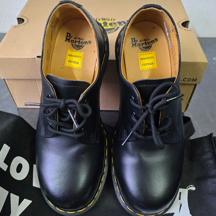 ขาย รองเท้าหนัง Dr. Martens 3 รู หัวเหล็ก จากช้อป japan สีดำ มือสอง สภาพใหม่มาก อุปกรณ์ครบ ถ่ายจากสิ