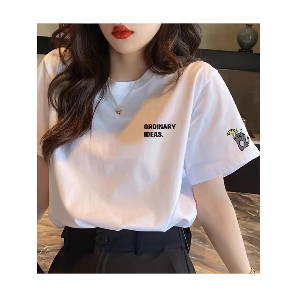 เสื้อยืดแขนสั้นสีขาวทรงตรงไหล่ตรงสำหรับผู้หญิง 2026 ใหม่ ดีไซน์หลวม ผ้าฝ้าย พิมพ์ลายพื้นฐาน เสื้อตัวบน
