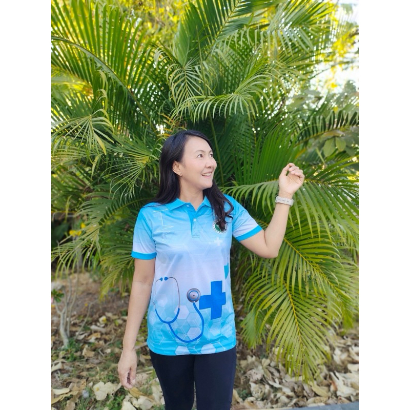 เสื้อโปโลสีฟ้าพิมพ์ลายหูฟังทางการแพทย์