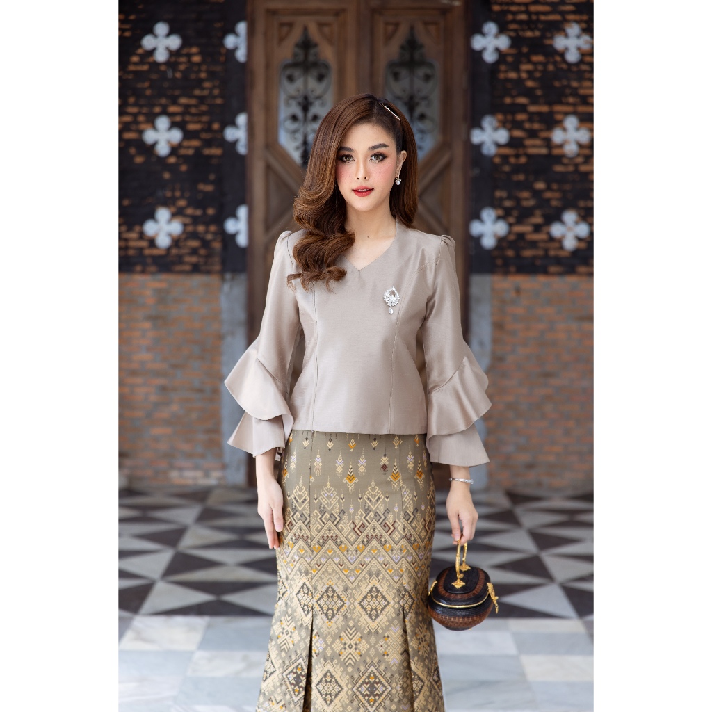 CHANIDA เสื้อผ้าไหม 4 เส้น ทรงคอวีหยดน้ำ แขนหางปลา (รหัส 202) *ราคาเฉพาะเสื้อ* - รูปที่ 3