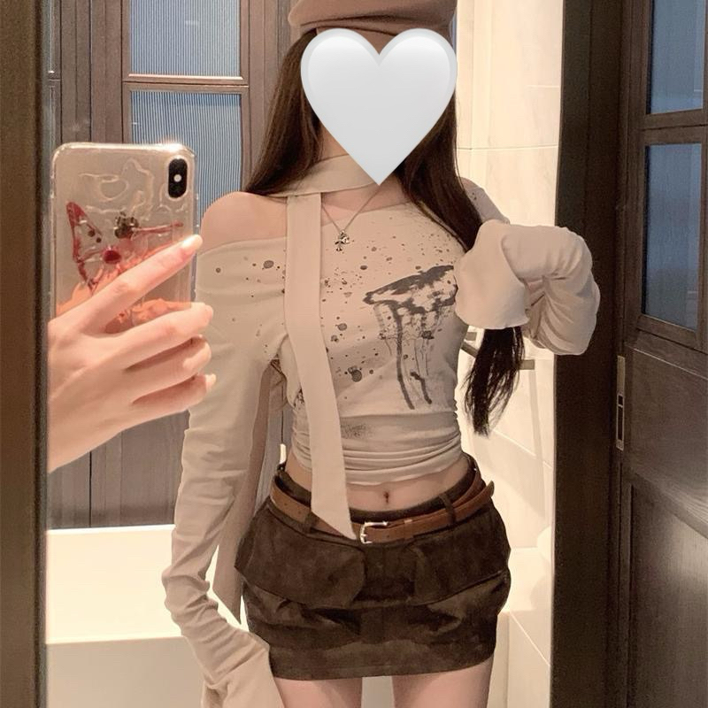 Ntp: สื้อปาดไหล่ เนื้อผ้าคอตตอน ดีเทลมีลายด่างๆผีเสื้อสีดำ “ เป็นปาดไหล่ที่ทรงสวย ปลายแขนจะยาวๆพริ้ว