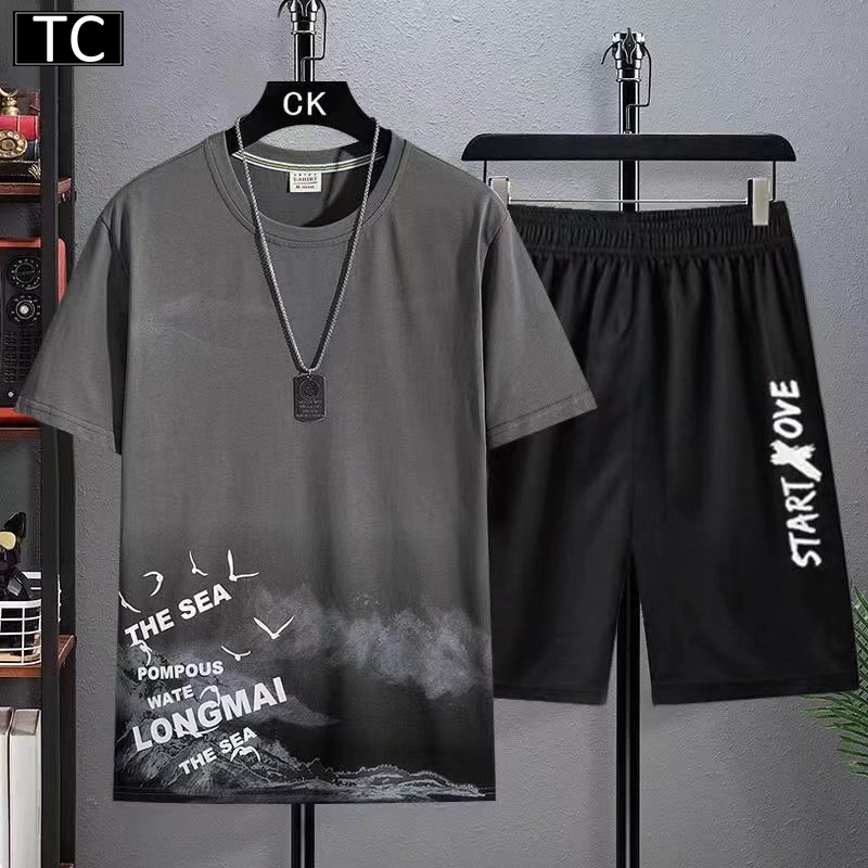 TC ชุดแฟชั่นชาย 2 ชิ้น เสื้อยืดแขนสั้น + กางเกงขาสั้น ชุดกีฬาและชุดพักผ่อนนุ่มสบายและระบายอากาศได้ดี รุ่น2820