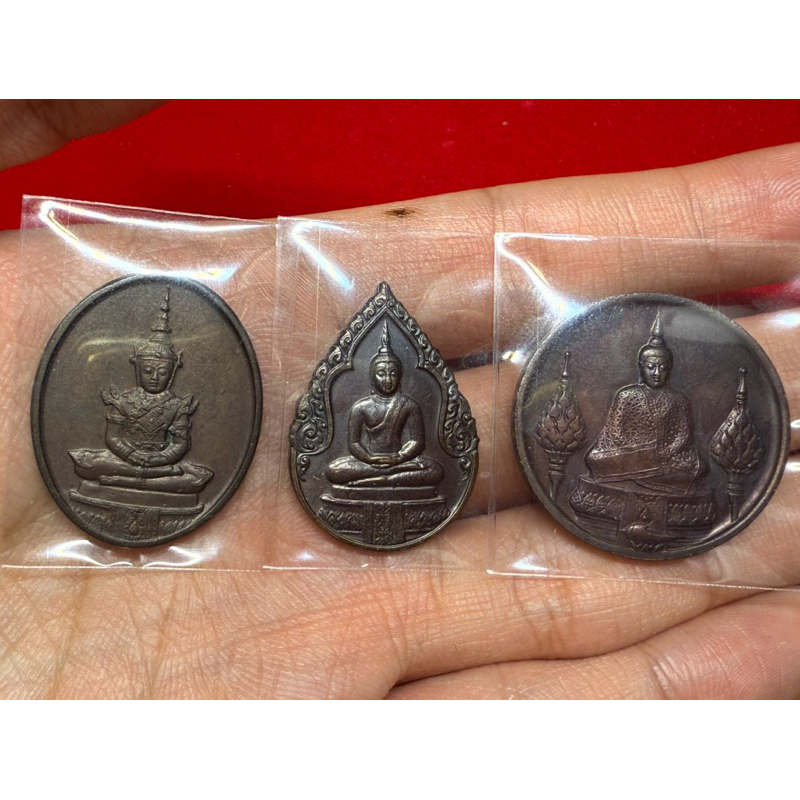 พระแก้วมรกต วัดพระแก้ว ปี 2525 เนื้อทองแดง ครบชุด 3 ฤดู พิธีใหญ่มหาพุทธาภิเษกที่วัดพระแก้ว รุ่นฉลอง200ปีกรุงรัตนโกสินทร์