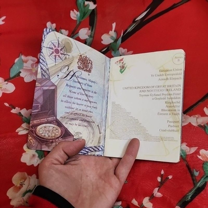 อังกฤษ สมุด passport สมุดเดินทาง Visa ขนาดเท่าของจริง ปริ๊นท์ลายเกือบเหมือนจริง กระดาษมี 14 แผ่น ด้านหน้าปั๊ม