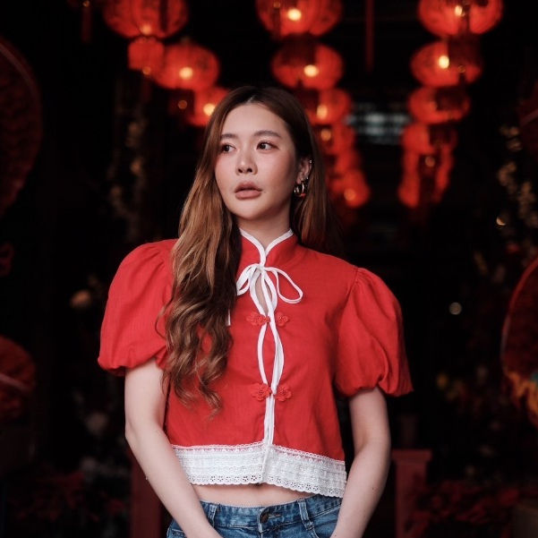 [โค้ดช้อปปี้ 30% เหลือ 398 บาท] MERR THAILAND - เสื้อคอจีน ผ้าลินิน แต่งลูกไม้