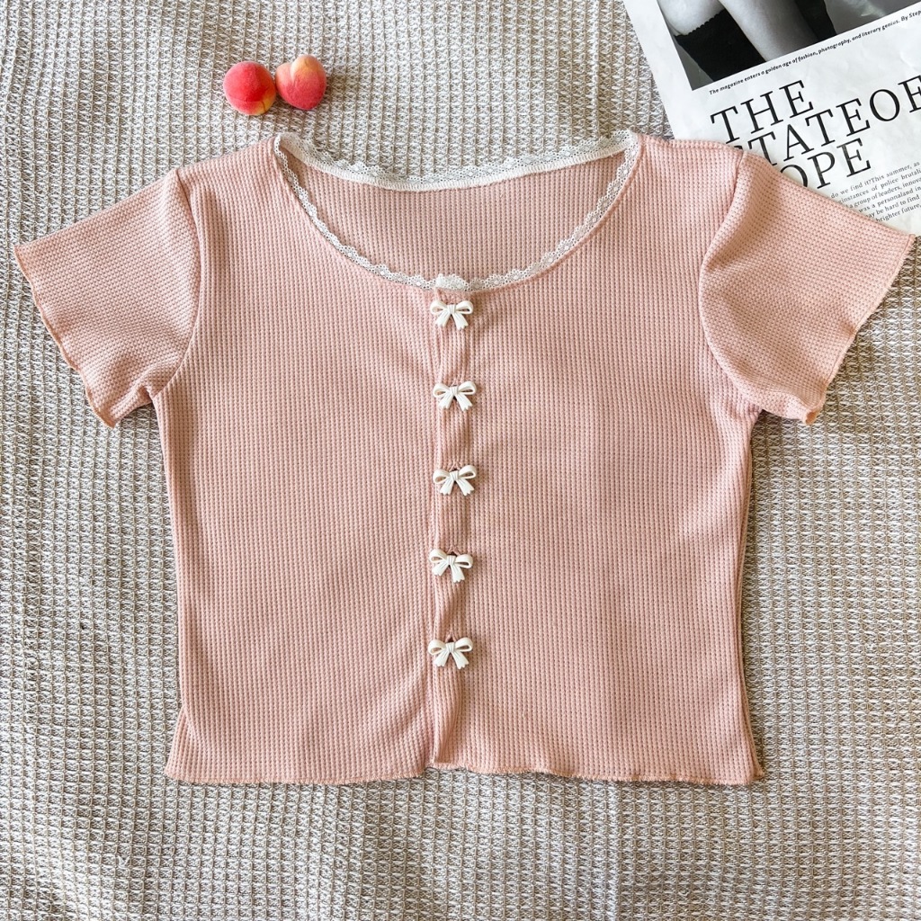 Fleurladyz.เสื้อคอลูกไม้ กระดุมโบว์หน้า เสื้อแขนสั้น ผู้หญิง