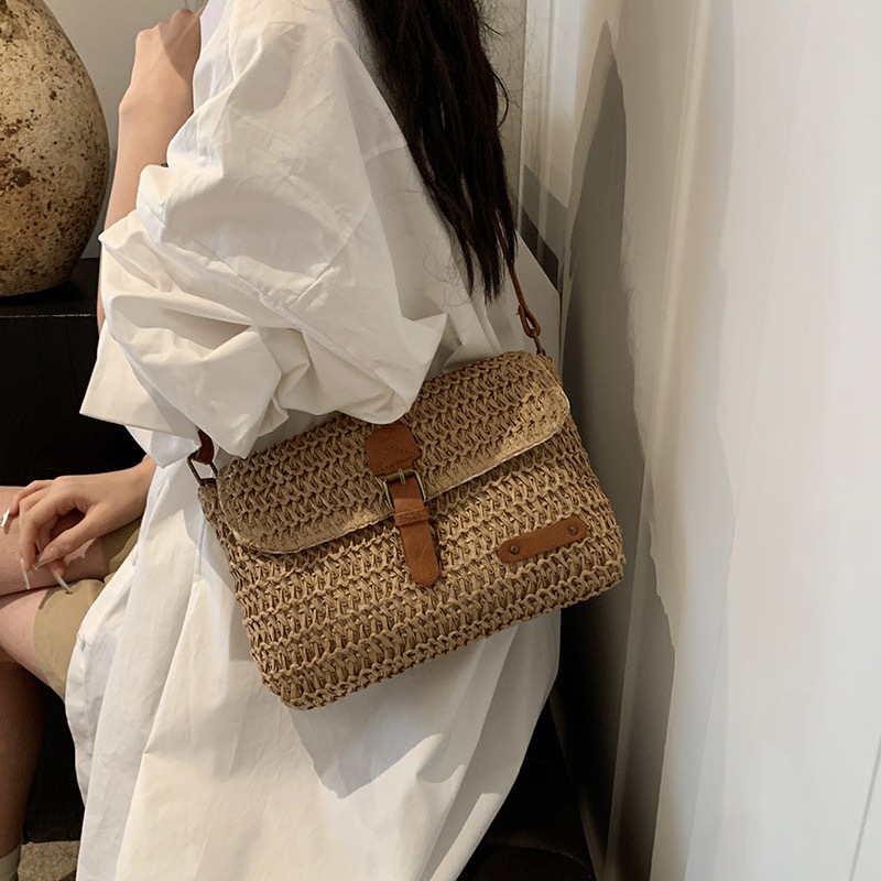 กระเป๋าผ้าใหม่ สะพายข้าง สายสะพายปรับได้ ช่องใหญ่ ใส่มือถือและเครื่องสำอางได้ (จัดส่งจากกทม.) B206