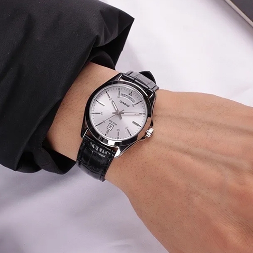 Casio Standard นาฬิกาข้อมือผู้ชาย สีเงิน สายหนัง รุ่น MTP-1370L,MTP-1370L-7A,MTP-1370L-7AVDF