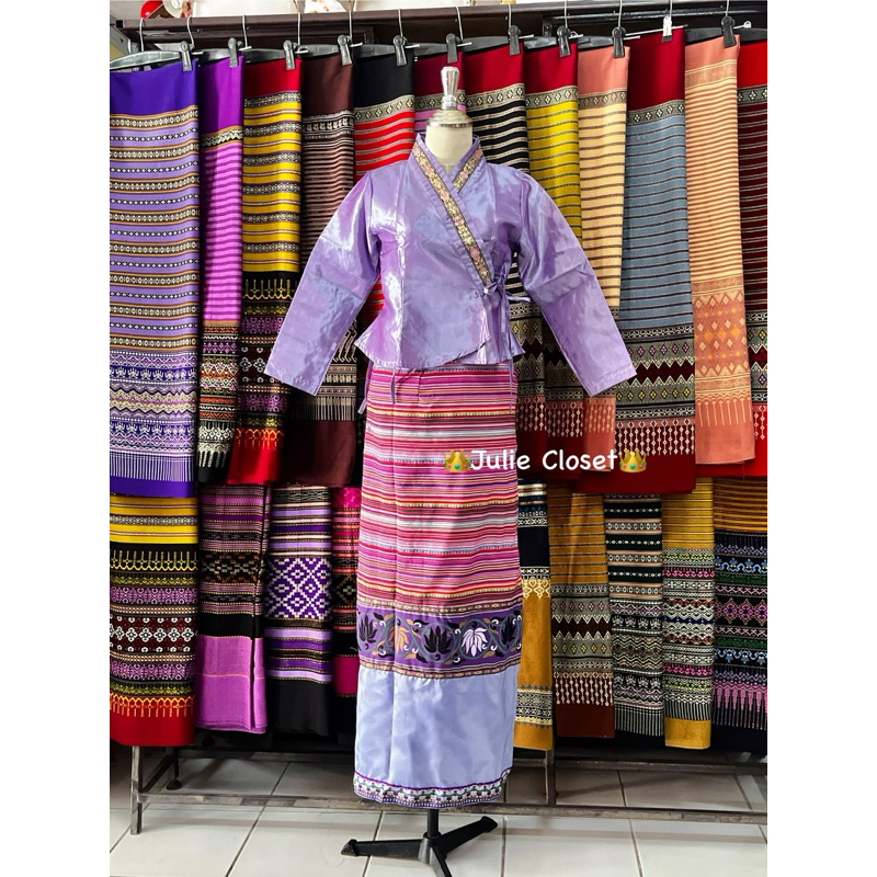 ชุดเสื้อไทเขินซิ่นบัว ได้3ชิ้น เสื้อ+ผ้าถุง+ฟรีตุ้งติ้ง   ลูกค้าแจ้งสีและไซต์ในแชทได้เลยนะคะ#ชุดล้านนา – โปรปัง