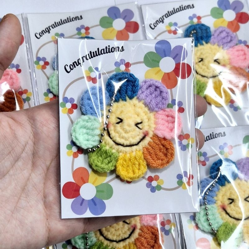 พร้อมส่ง✨️พวงกุญแจไหมพรม ดอกไม้ยิ้ม smiley สีรุ้ง ของปัจฉิม ของแจก ของขวัญ
