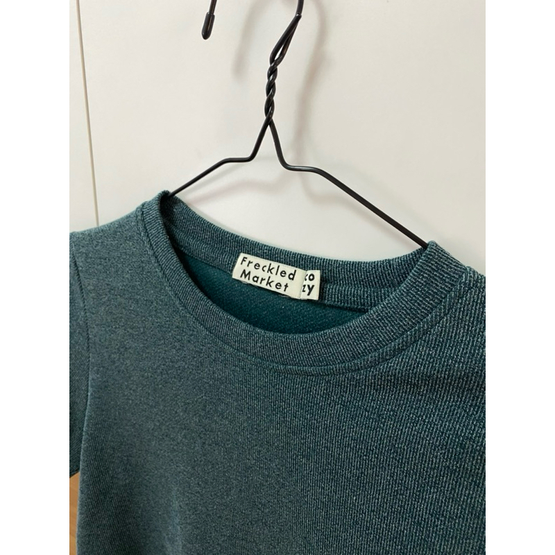 fkm เสื้อครอปสีเขียว ไซส์ s ทักมาสอบถามหรือขอดูรูปเพิ่มเติมได้ตลอดค่ะ ความยาวเสื้อ 14.5นิ้วค่ะ