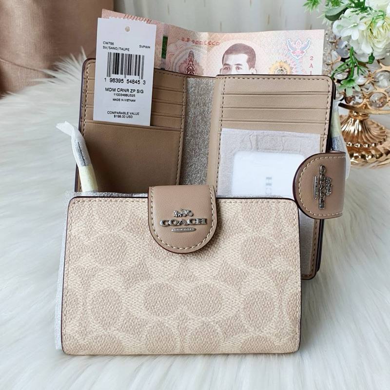 ✴️แท้ 💯% MEDIUM CORNER ZIP WALLET IN SIGNATURE CANVAS CW786